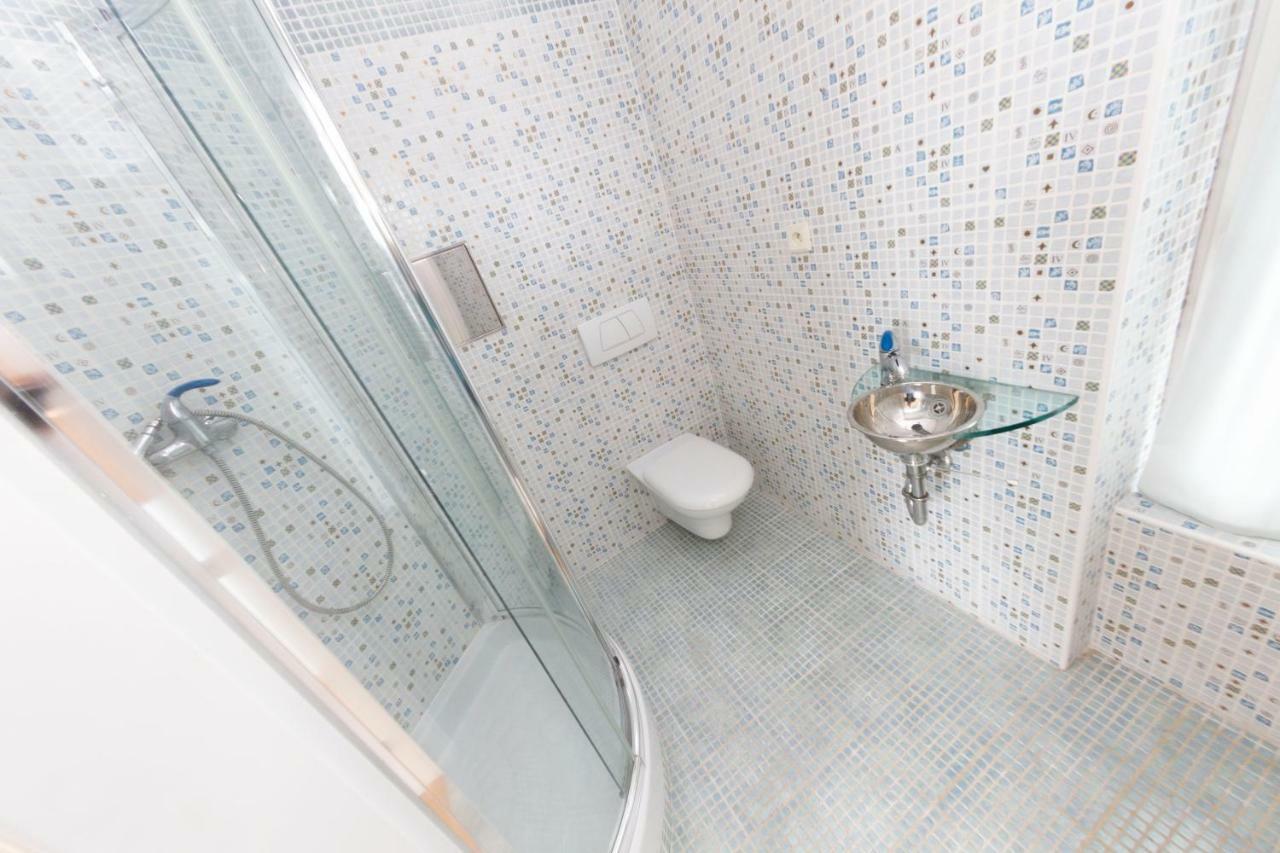 Romantic Studio With Jacuzzi Прага Екстериор снимка