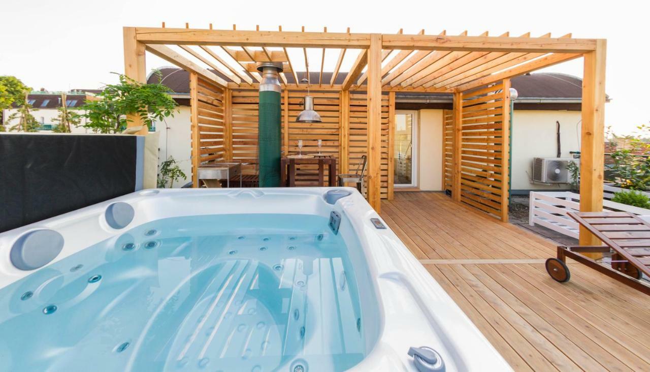 Romantic Studio With Jacuzzi Прага Екстериор снимка